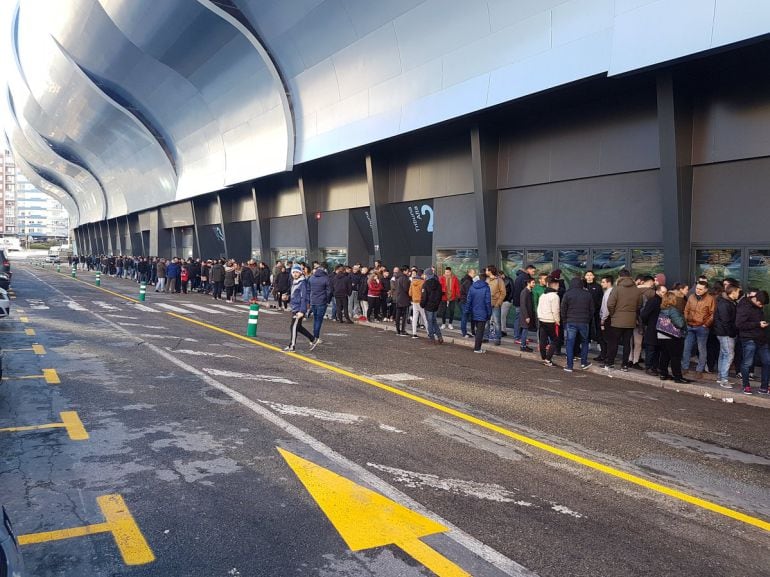 Colas de aficionados del Celta para conseguir las entradas del derbi de Riazor