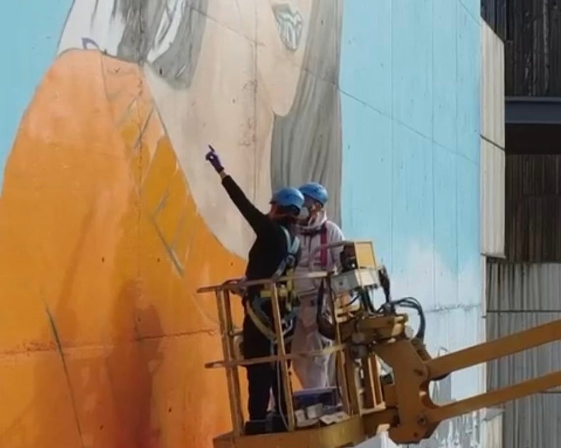 Para trasladar el diseño a gran escala, los artistas recurrieron a una técnica clásica adaptada a las nuevas herramientas digitales.