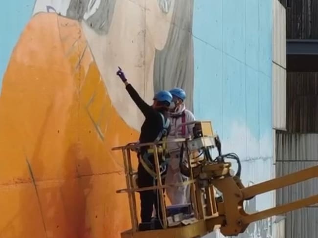 Para trasladar el diseño a gran escala, los artistas recurrieron a una técnica clásica adaptada a las nuevas herramientas digitales.