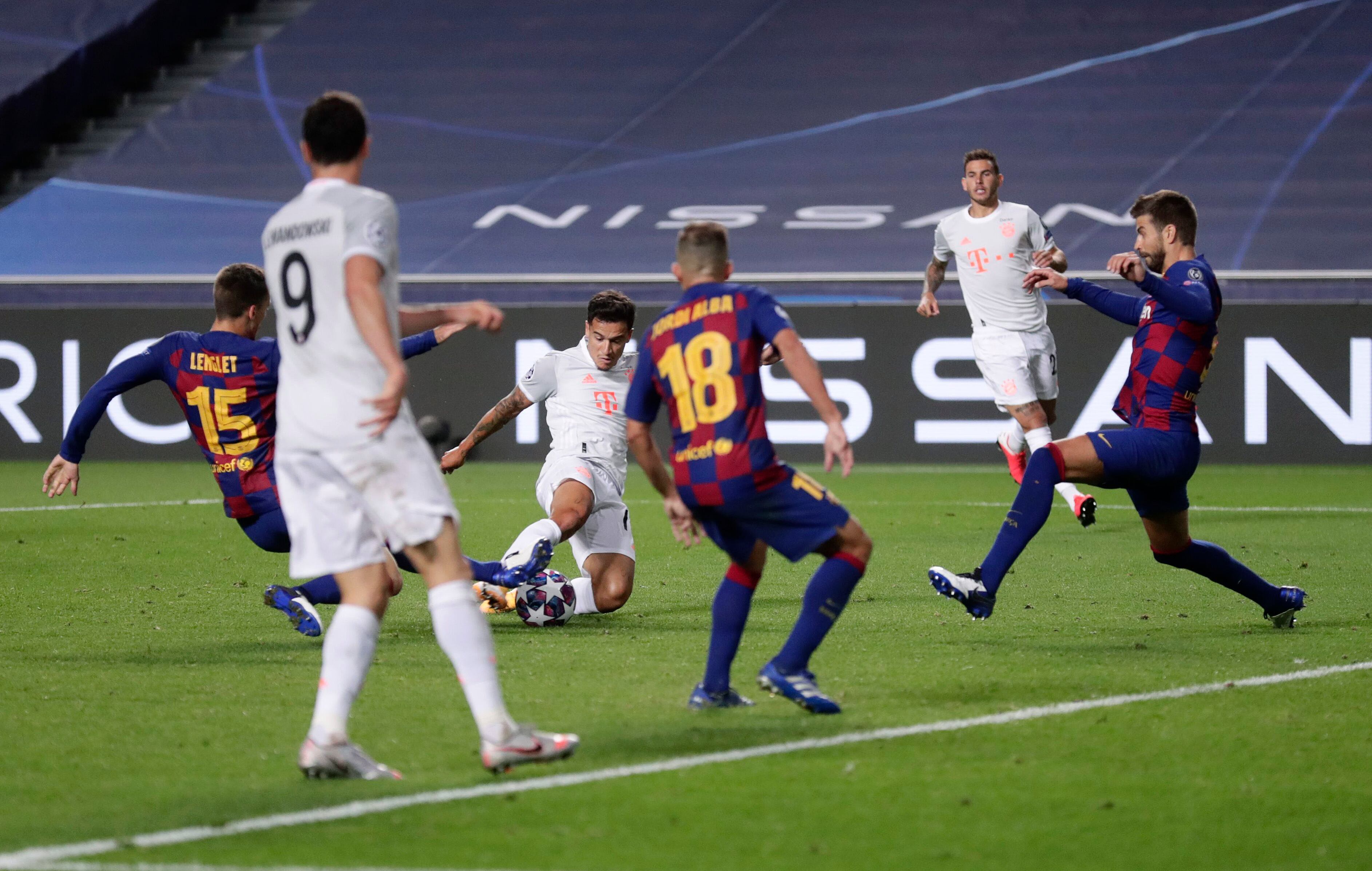 Courtinho anota uno de los goles de los cuartos de final de la Champions 2020 ante el FC Barcelona