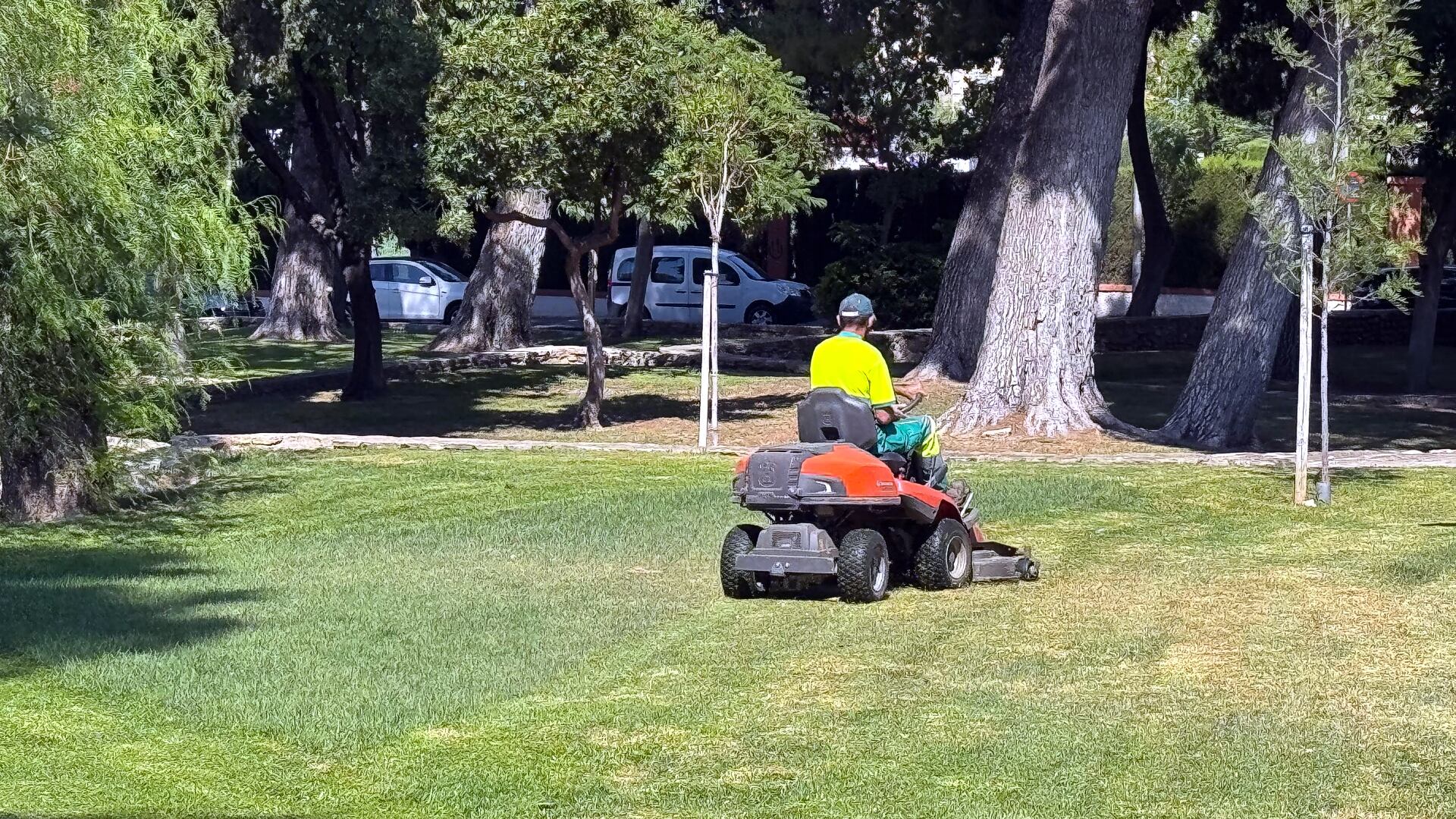 Un operario realizando trabajos de jardinería en Antequera