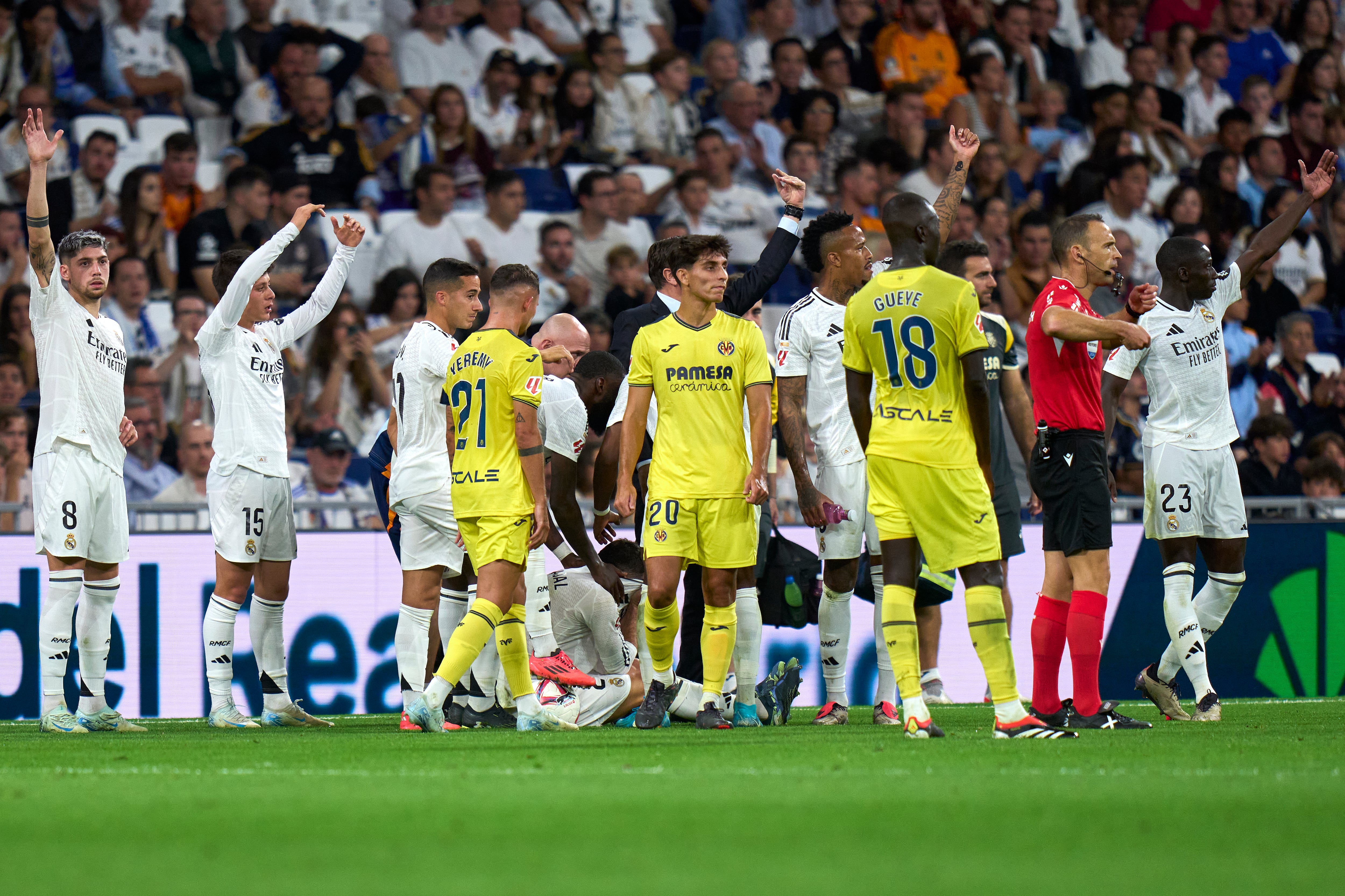 Futbolistas de Madrid y Villarreal llamando a las asistencias médicas para Carvajal