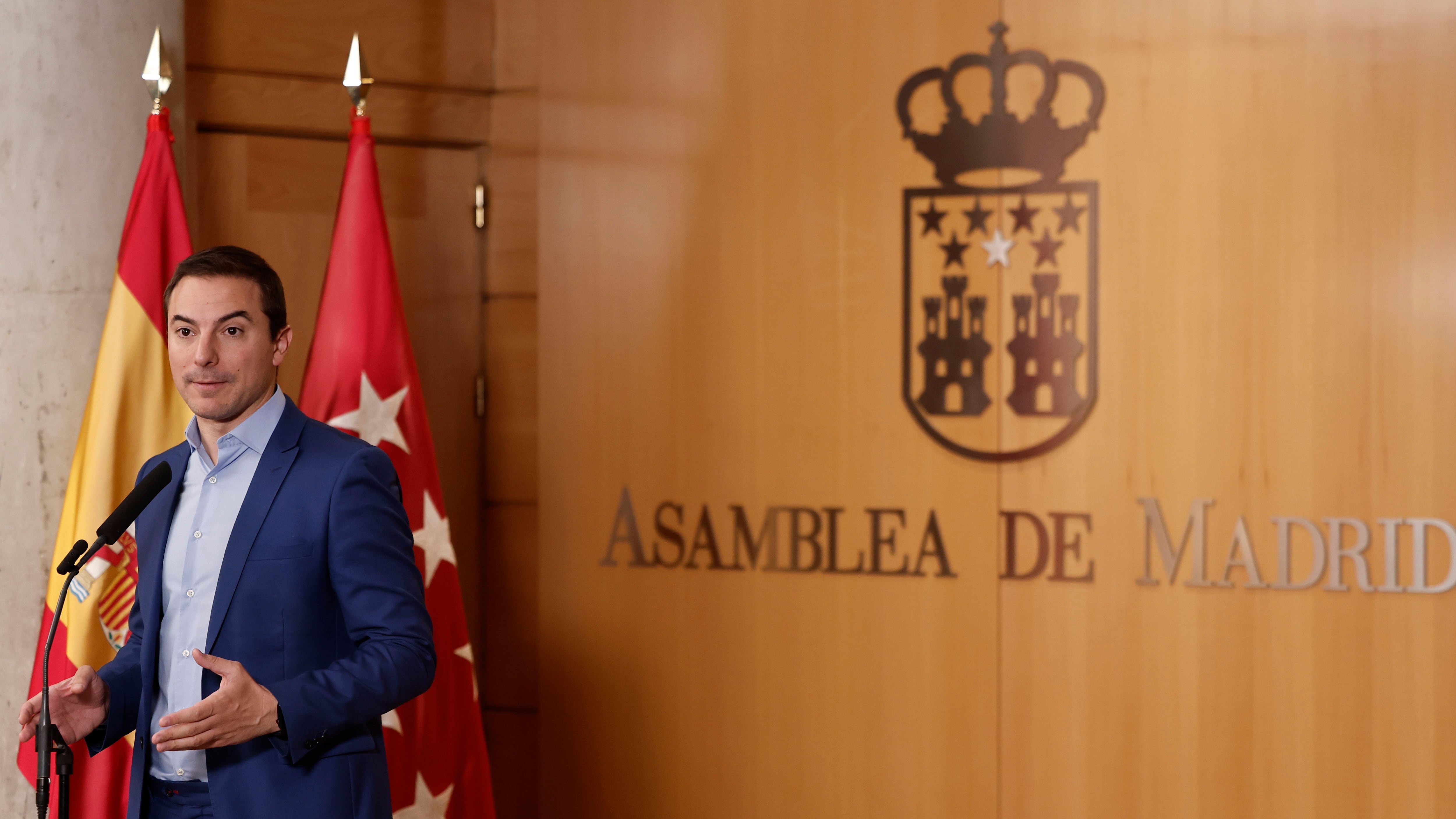 Juan Lobato en rueda de prensa en la Asamblea de Madrid