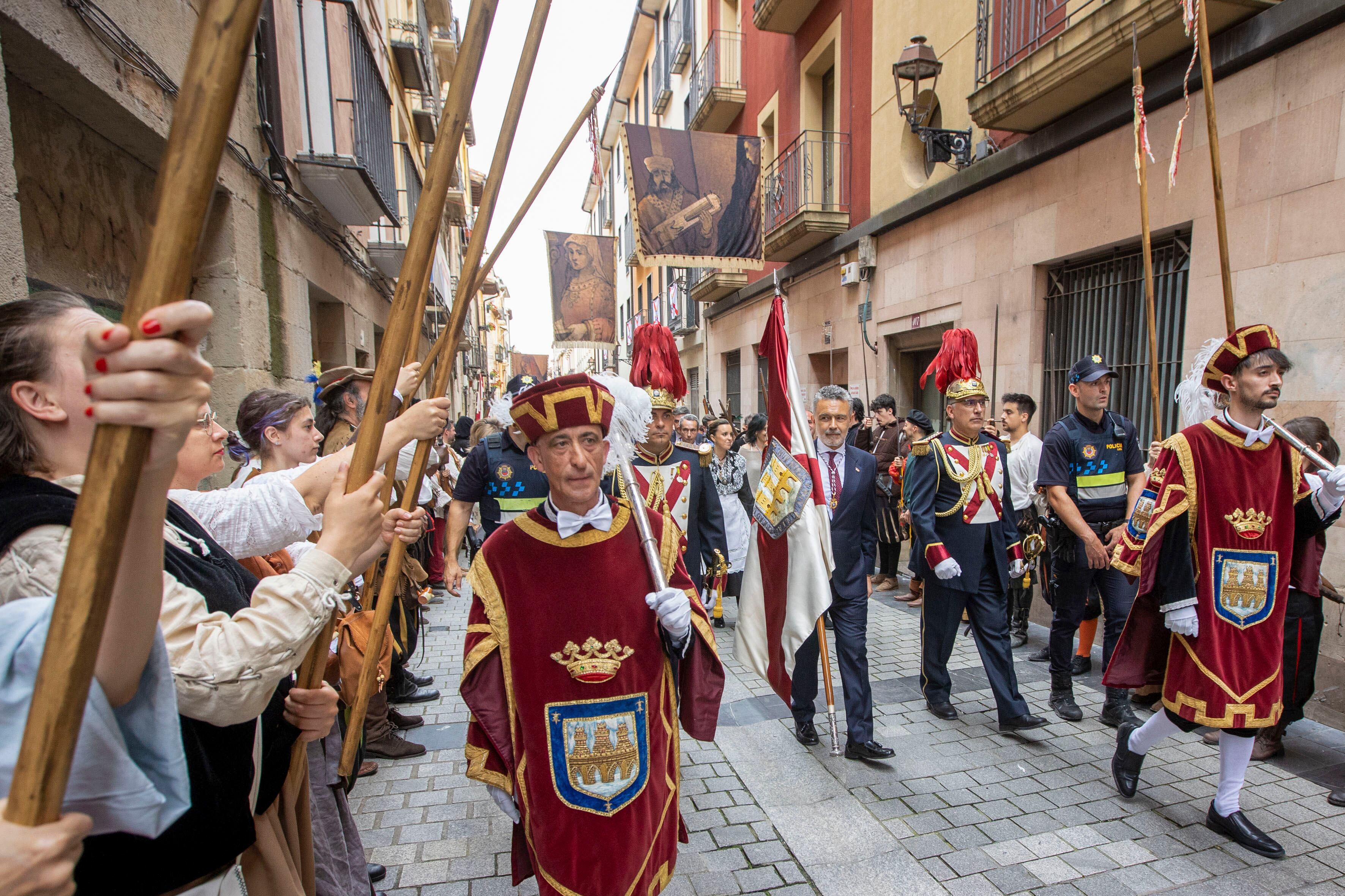 LOGROÑO 11/06/2025.- Integrantes de la guardia de Santiago engalanan las calles durante la procesión donde el alcalde de Logroño, Conrado Escobar, porta la bandera de Logroño este miércoles, festividad de San Bernabé. EFE/Raquel Manzanares