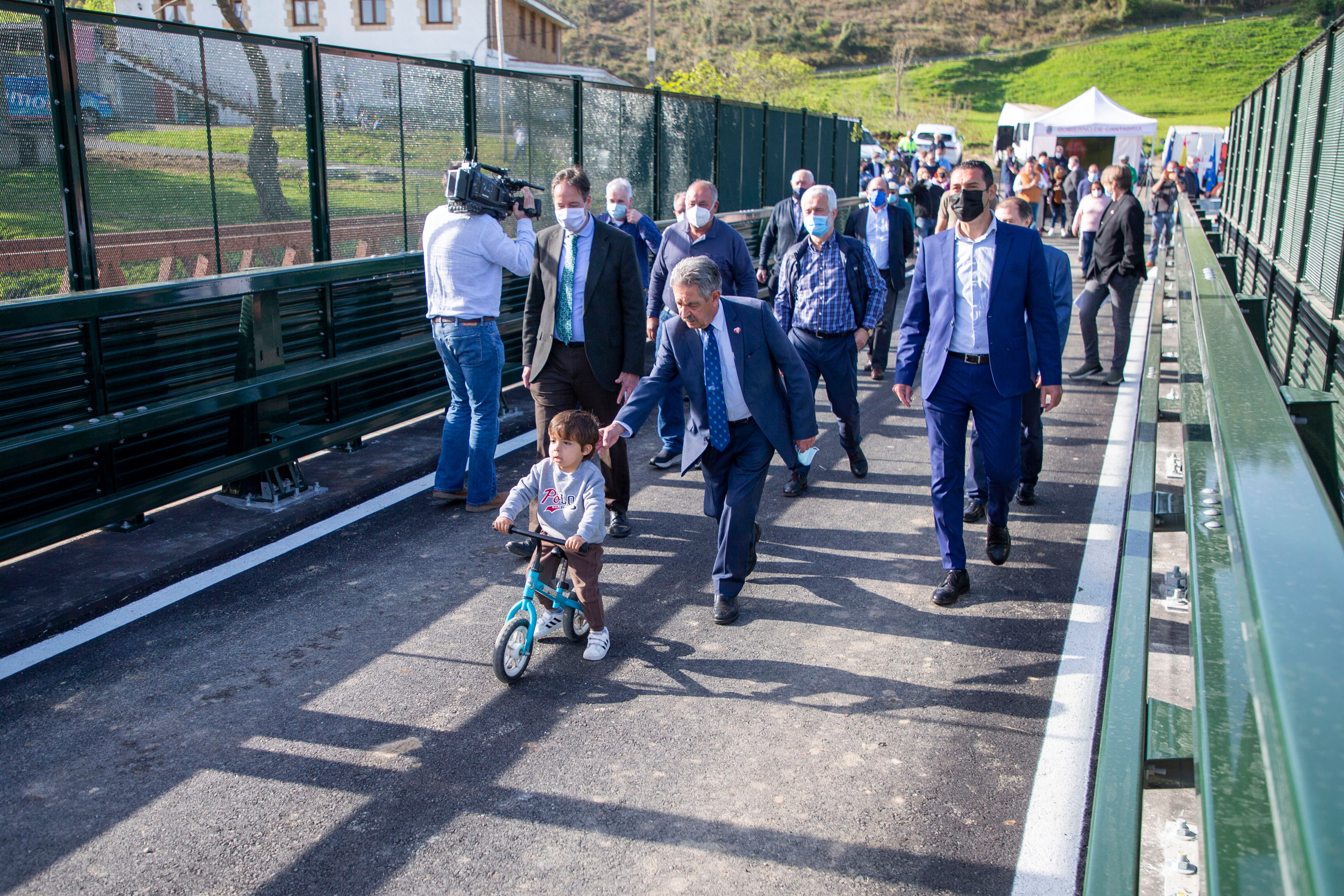 Puente de Serdio
El presidente de Cantabria, Miguel Ángel Revilla, y el consejero de Obras Públicas, Ordenación del Territorio y Urbanismo, José Luis Gochicoa, inauguran la nueva infraestructura. 
nr
11 abril 22