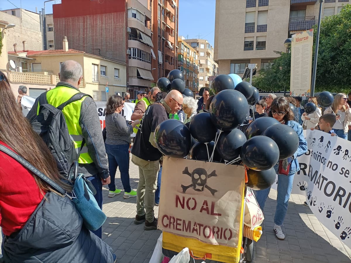 Centenares de vecinos se manifiestan contra la instalación de un crematorio en Sant Joan: "es un despropósito"