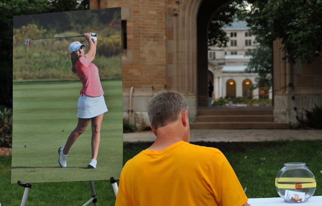 Imagen de la vigilia que se celebró en la Universidad estatal de Iowa tras el asesinato de la joven golfista Celia Barquín.