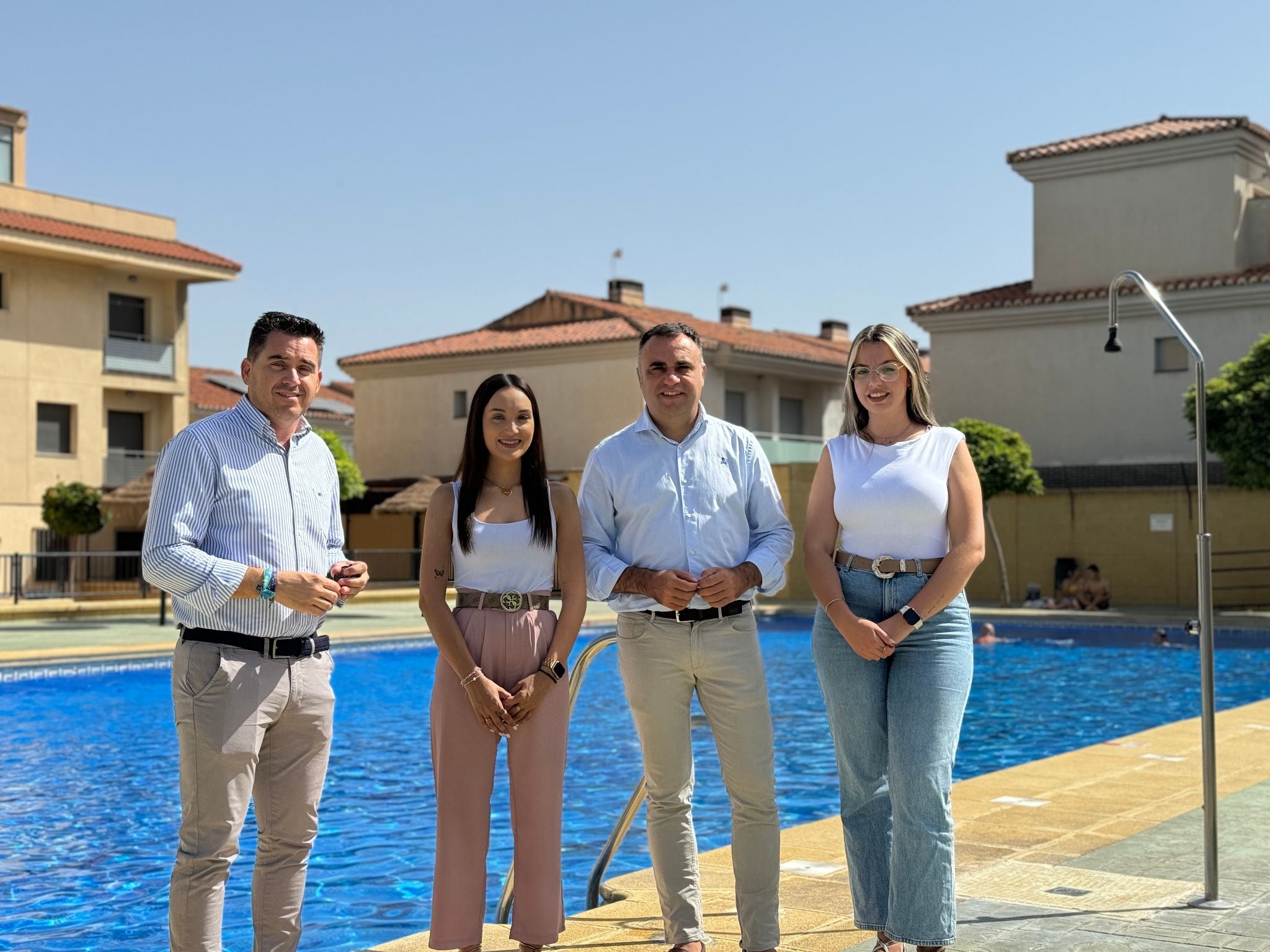 El alcalde de Alhendín, Francis Rodríguez visita las instalaciones de la piscina municipal junto con sus concejales