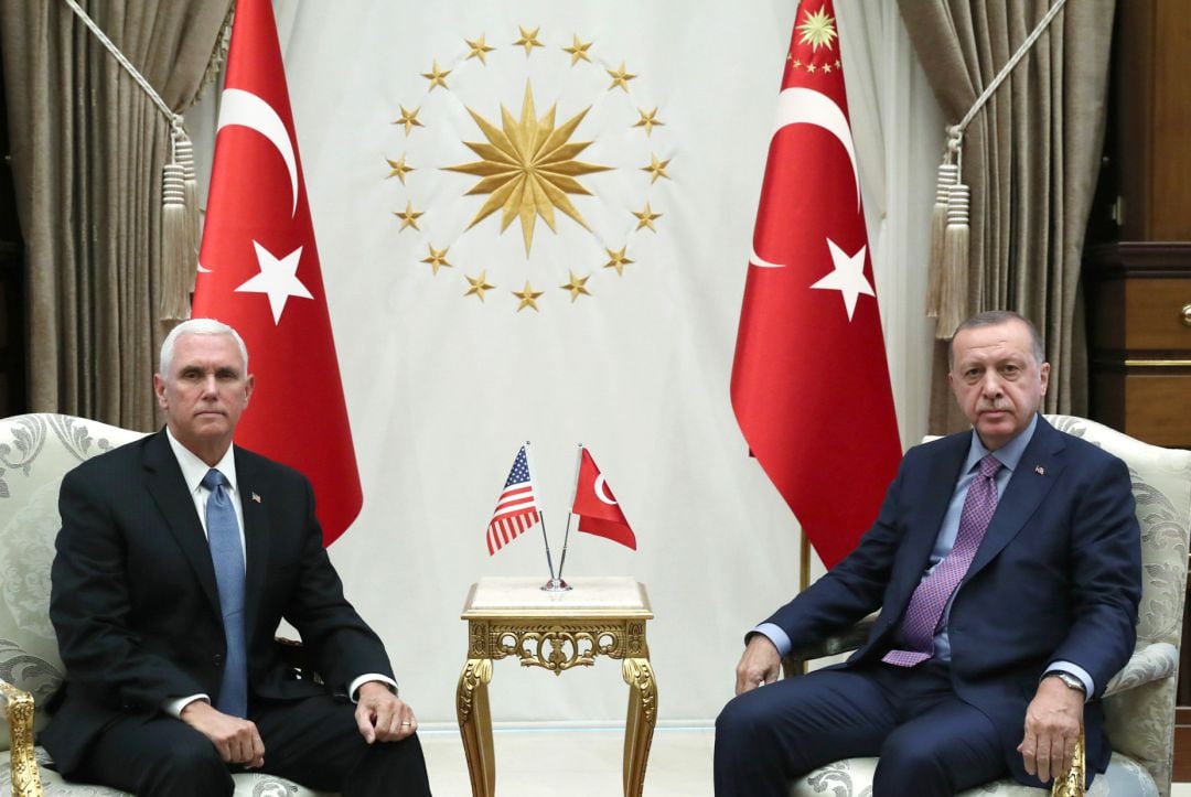 Mike Pence con Recep Tayip Erdogan en una reunión en Ankara, Turquía. 