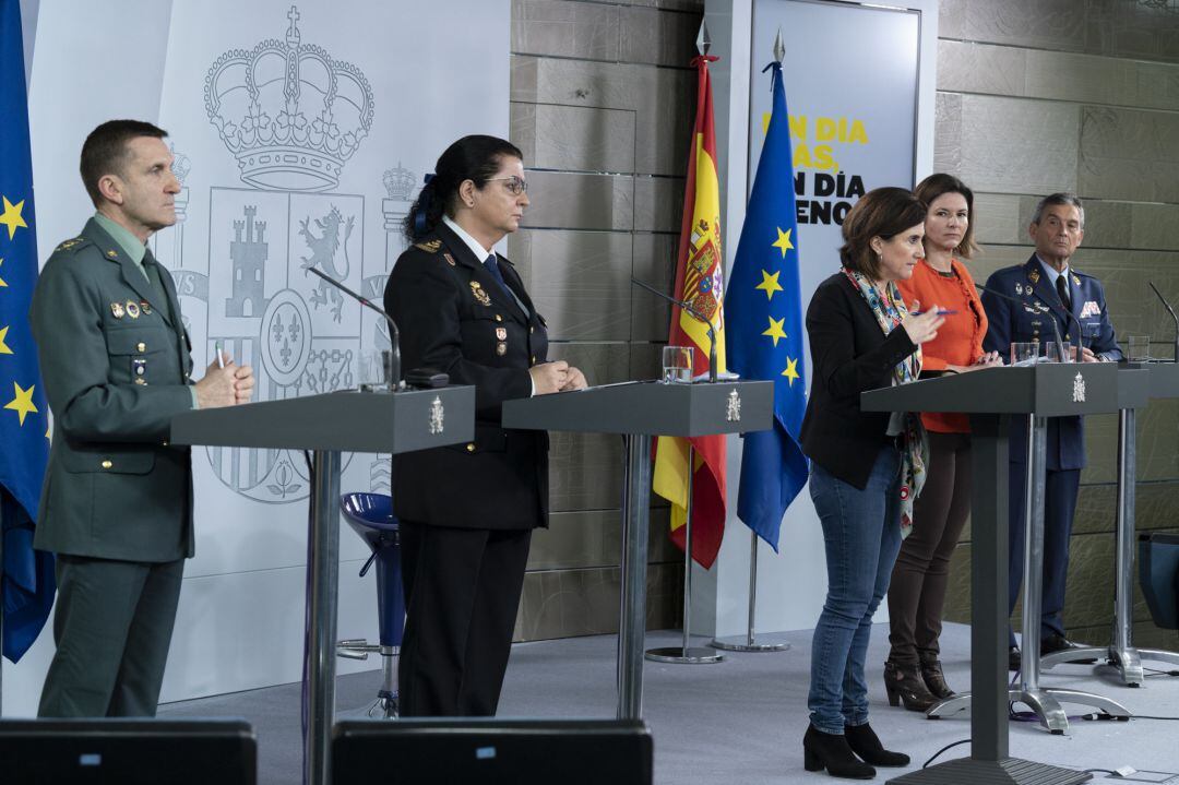 La directora adjunta del Centro de Coordinación de Alertas y Emergencias Sanitarias (CCAES), María José Sierra, interviene durante la rueda de prensa del Comité Técnico de Gestión del Covid-19, en Madrid (España). A su izquierda, la secretaria general de Transportes y Movilidad, María José Rallo; y el jefe del Estado Mayor de la Defensa, Miguel Ángel Villarroya. A su derecha, la subdirectora de Recursos Humanos y Formación de la Policía Nacional, Pilar Allúe; y el jefe del Estado Mayor de la Guardia Civil, el general José Manuel Santiago.