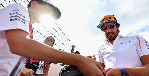 Fernando Alonso firma un autógrafo