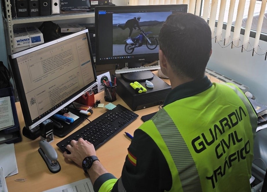 La Guardia Civil investiga en Jaén a un conductor que difundía sus maniobras temerarias en redes sociales