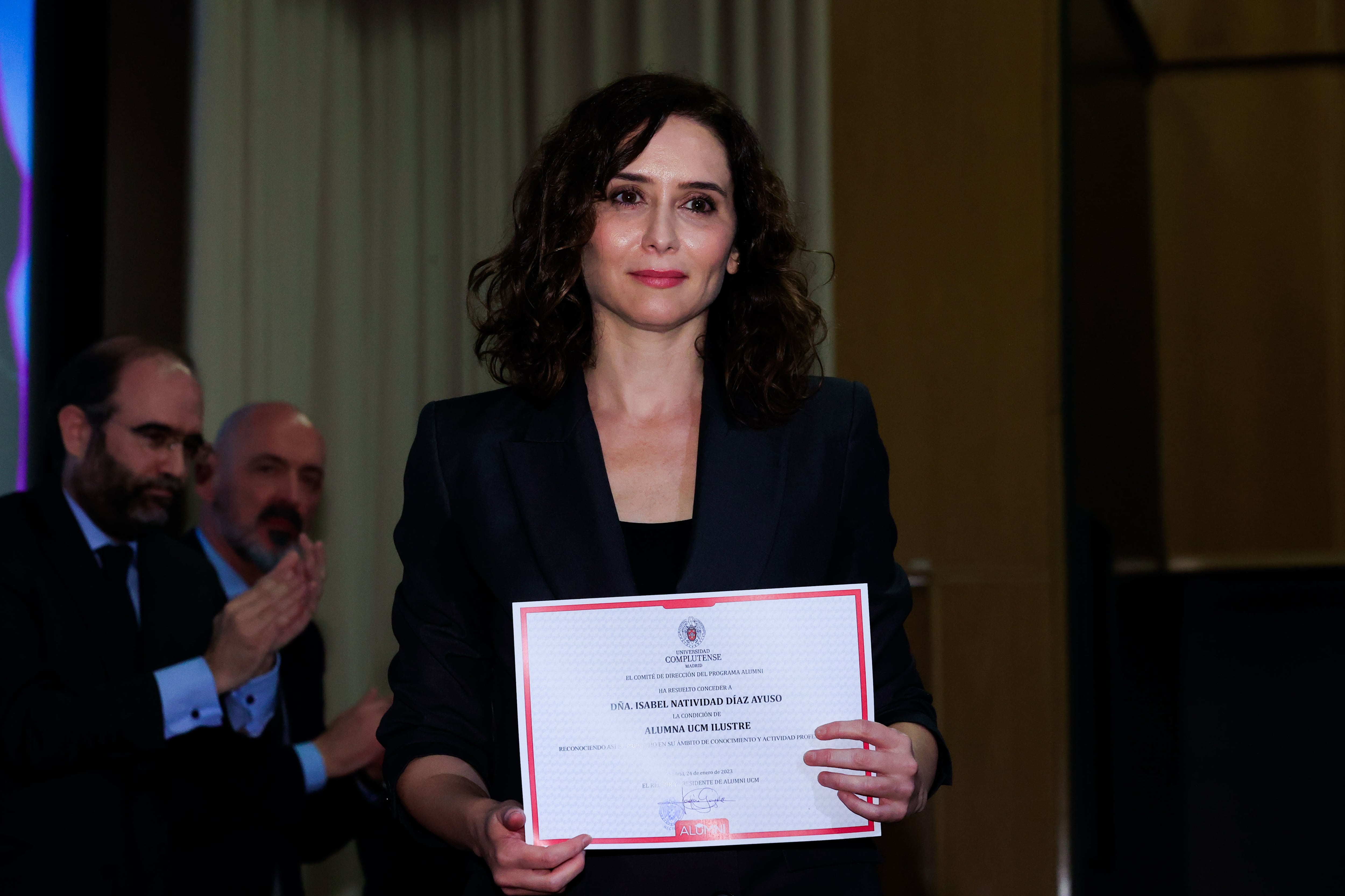 MADRID, 24/01/2023.- La presidenta de la Comunidad de Madrid, Isabel Díaz Ayuso, tras recibir la distinción como &quot;Aluma UCM Ilustre&quot; durante el acto de reconocimiento a los nuevos Alumnus UCM ilustres aprobados a propuesta de la Facultad de CCI, este martes en Madrid. EFE/ Zipi Aragon
