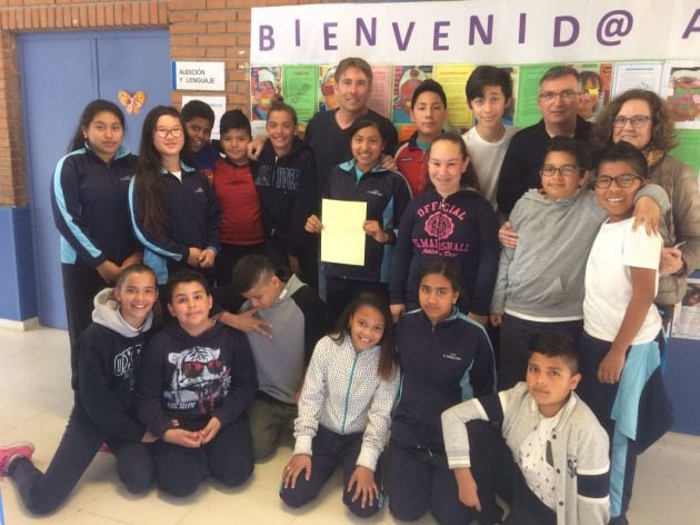 Alumnos de 6º de primaria del CEIP Dr. Federico Rubio, junto a la profesora Isabel Sequí, Javier del PIno y Bru Rovira.