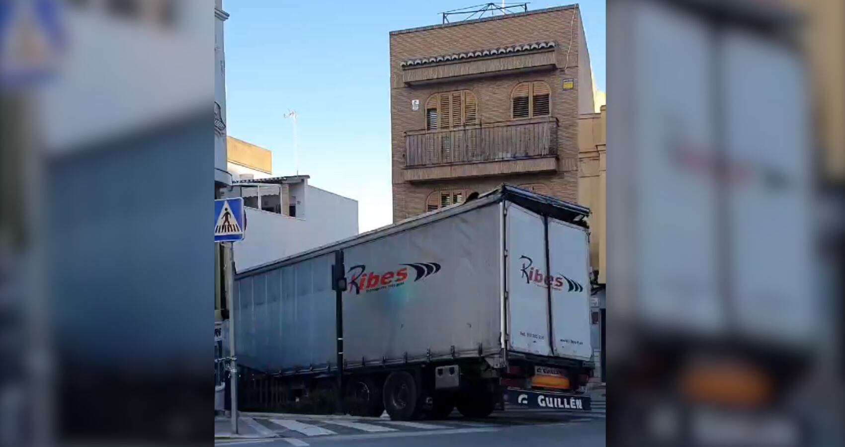 Camión atascado en Paterna