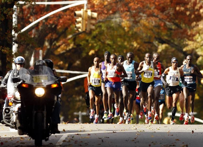 Un grupo de corredores atraviesa un barrio de Brooklyn en la maratón de 2013.