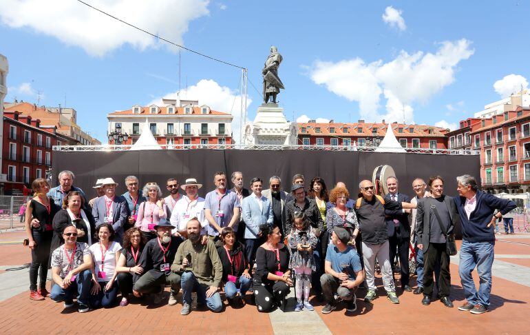 Foto de familia del jurado y los galardonados en la 19ª edición del Festival Internacional de Teatro y Artes de Calle de Valladolid