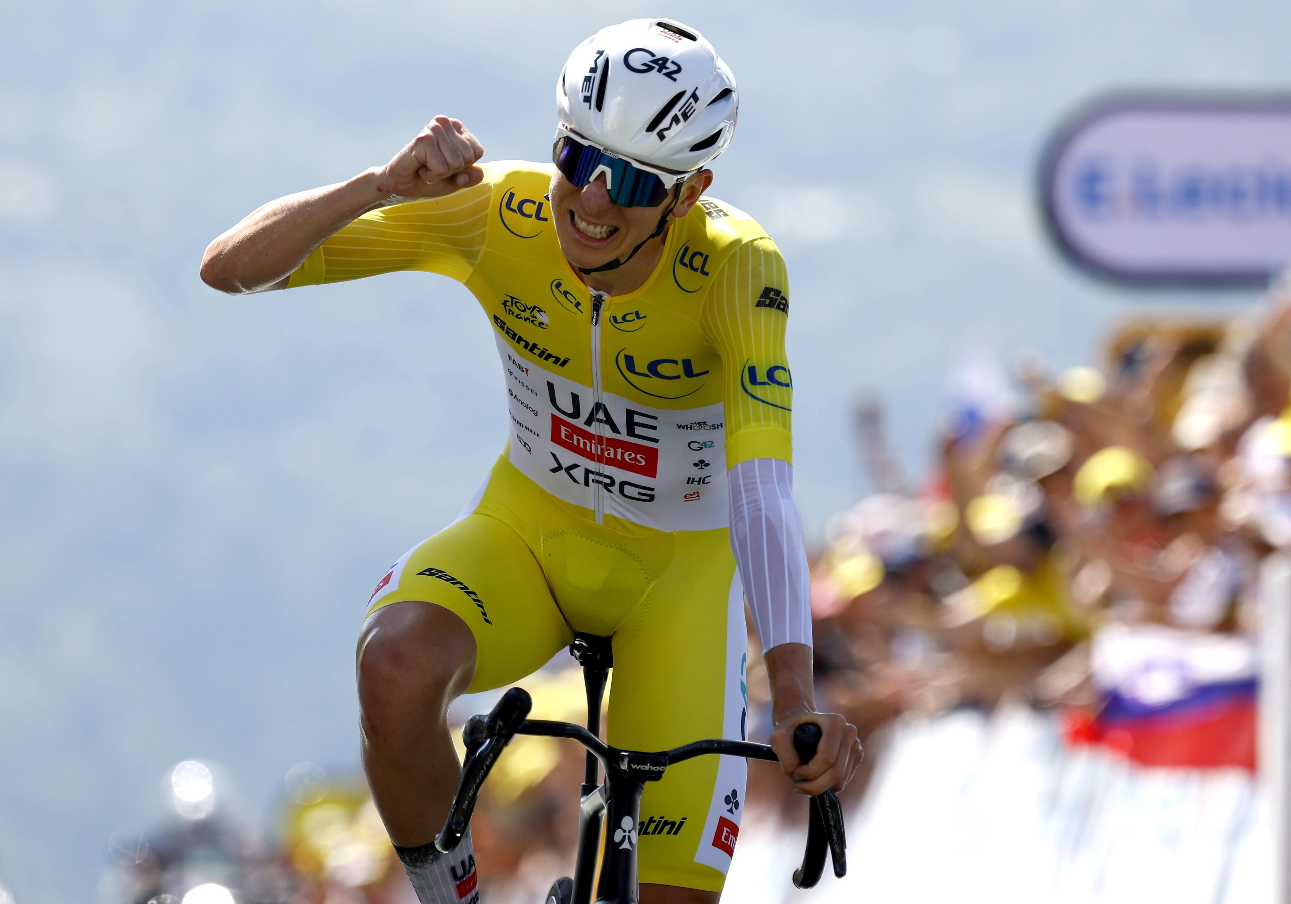 Tadej pogacar celebra su triunfo en la etapa 13 del Tour de Francia