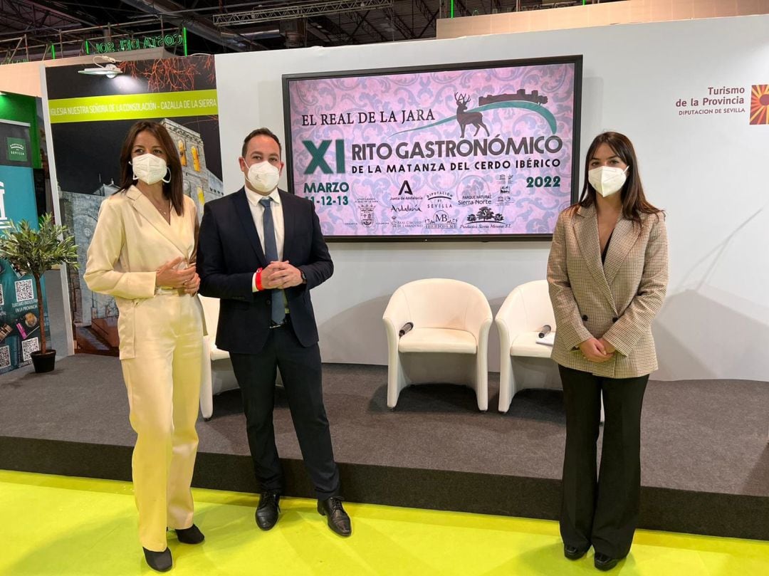 En Fitur, José Manuel Trejo, alcalde de El Real de la Jara, junto a Rosa Hernández Fernández delegada territorial de Turismo y la concejala de Cultura, Cristina Trigo