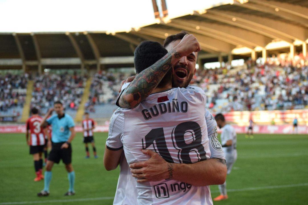 Gudiño y Dioni celebran el gol del argentino segundos después de su debut