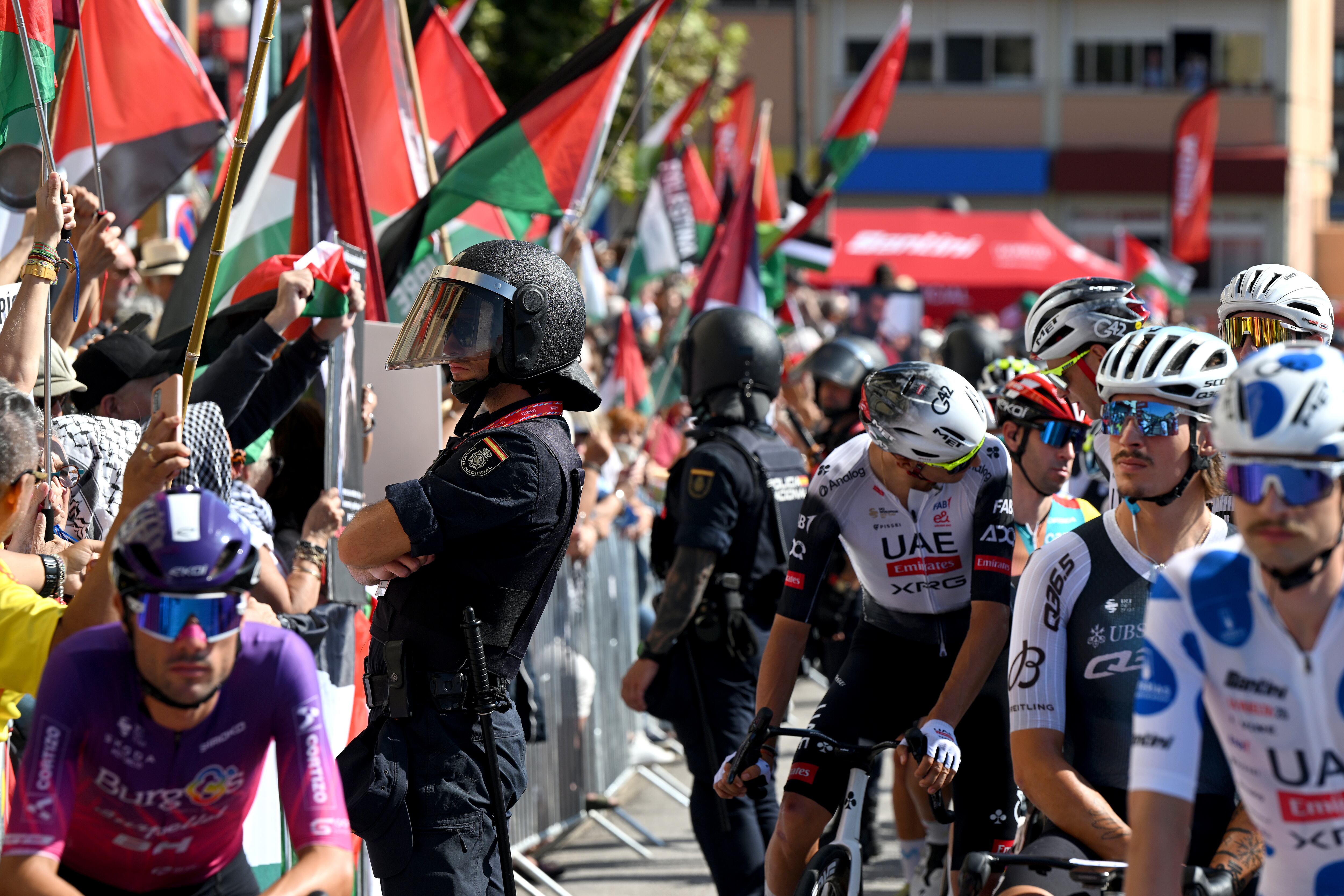 Protestas contra el Israel-Premier Tech en Cabezón de la Sal. (Photo by Dario Belingheri/Getty Images)