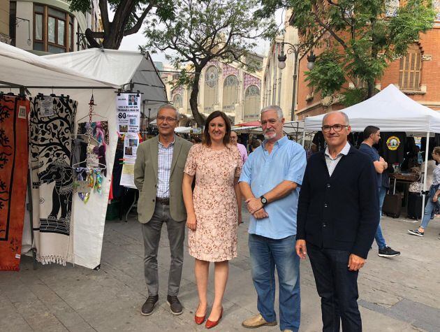 Concejales y senadores del PP con los vendedores del mercadillo de los domingos del entorno de La Lonja