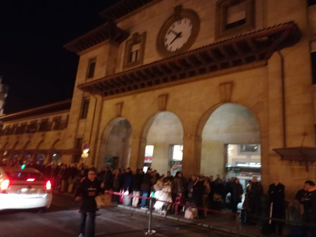 Decenas de pasajeros han tenido que ser transportados en autobús hasta León.