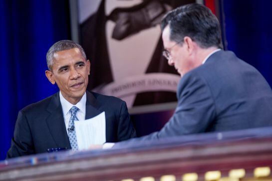 WAS19 - WASHINGTON (EE.UU.), 8/12/2014.- El presidente de EE.UU., Barack Obama (i), habla con Stephen Colbert (d) hoy, lunes 8 de diciembre de 2014, durante la grabación del programa &quot;The Colbert Report&quot;, en el auditorio Lisner de la Universidad de Washin