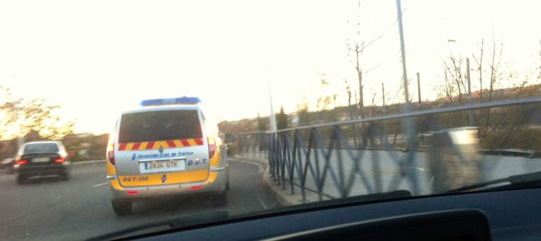 El radar móvil de la DGT circulando por el paseo de la Rosa.