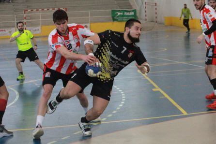 Dani LLamas entre la defensa