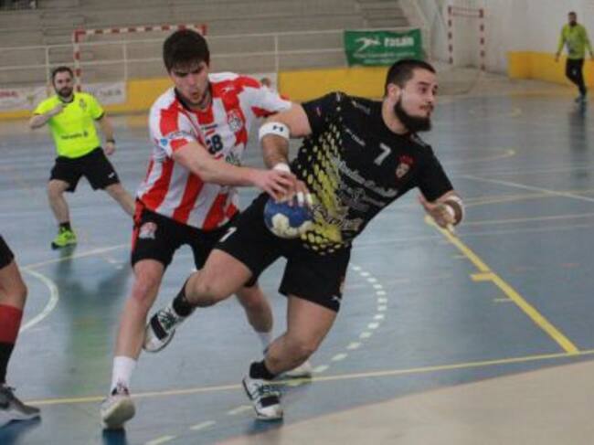 Dani LLamas entre la defensa