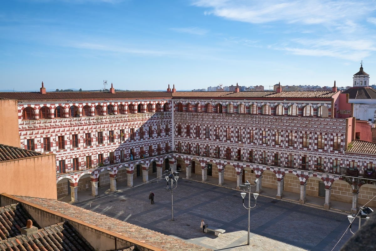 La luz intimista que ofrece la Plaza Alta de Badajoz por la noche es uno de los escenarios que aparecen en &#039;Veo Oscuro&#039;./Turismo Badajoz