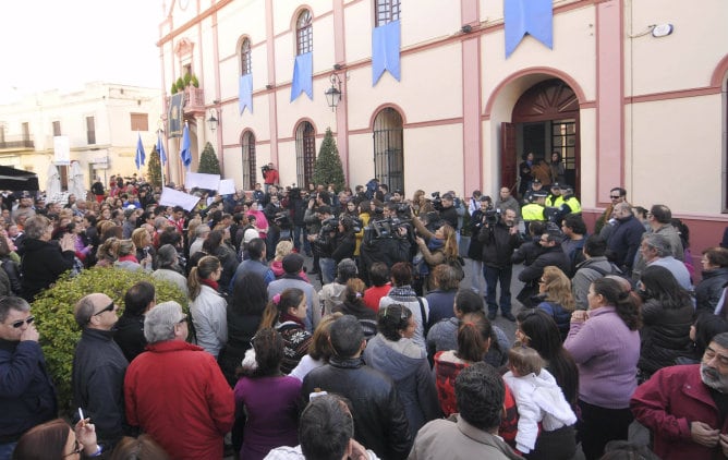 Concentración convocada por el movimiento 15-M delante del ayuntamiento de Alcalá de Guadaíra, en protesta por la muerte de tres miembros de una familia por supuesta intoxicación alimenticia