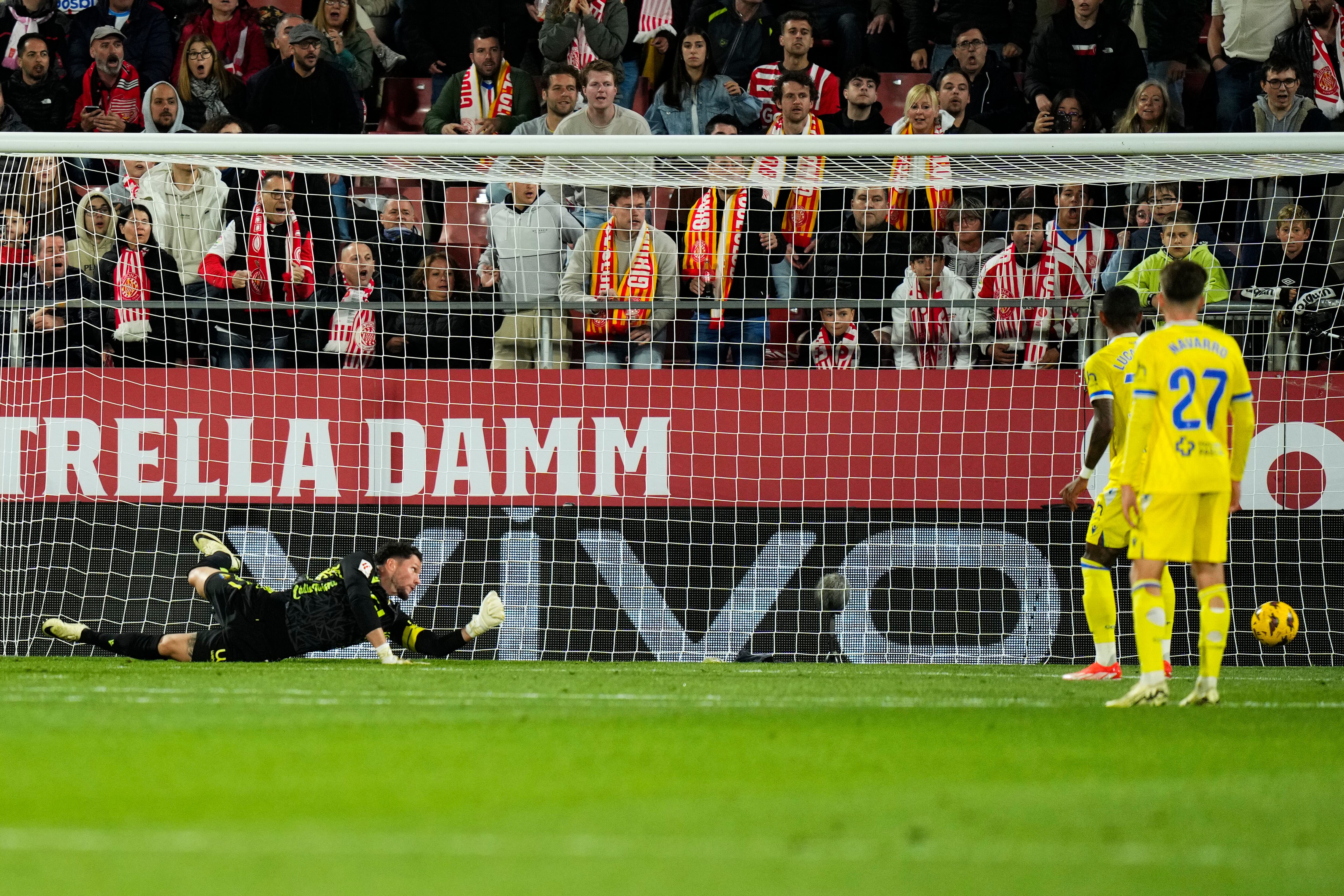 GIRONA, 20/04/2024.- Jeremías Ledesma, guardameta del Cádiz, encaja un gol del Girona durante el partido de la jornada 32 de LaLiga EA Sports disputado entre el Girona y el Cádiz, este sábado en el estadio de Montilivi. EFE/Siu Wu