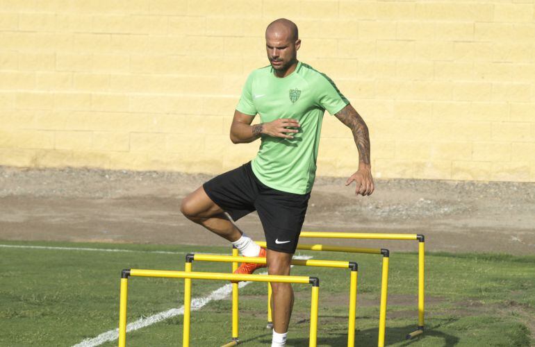 Nano González entrenando en el campo de la Vega.