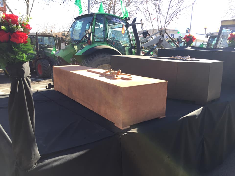 Féretros que han exhibido los manifestantes para llamar la atención sobre el despoblamiento de los pueblos