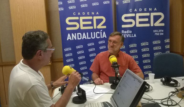 José Antonio Bastos, presidente en España de Médicos Sin Fronteras, junto a Salomón Hachuel en el estudio de Radio Sevilla.