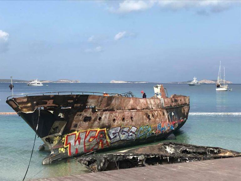Imagen del barco quemado