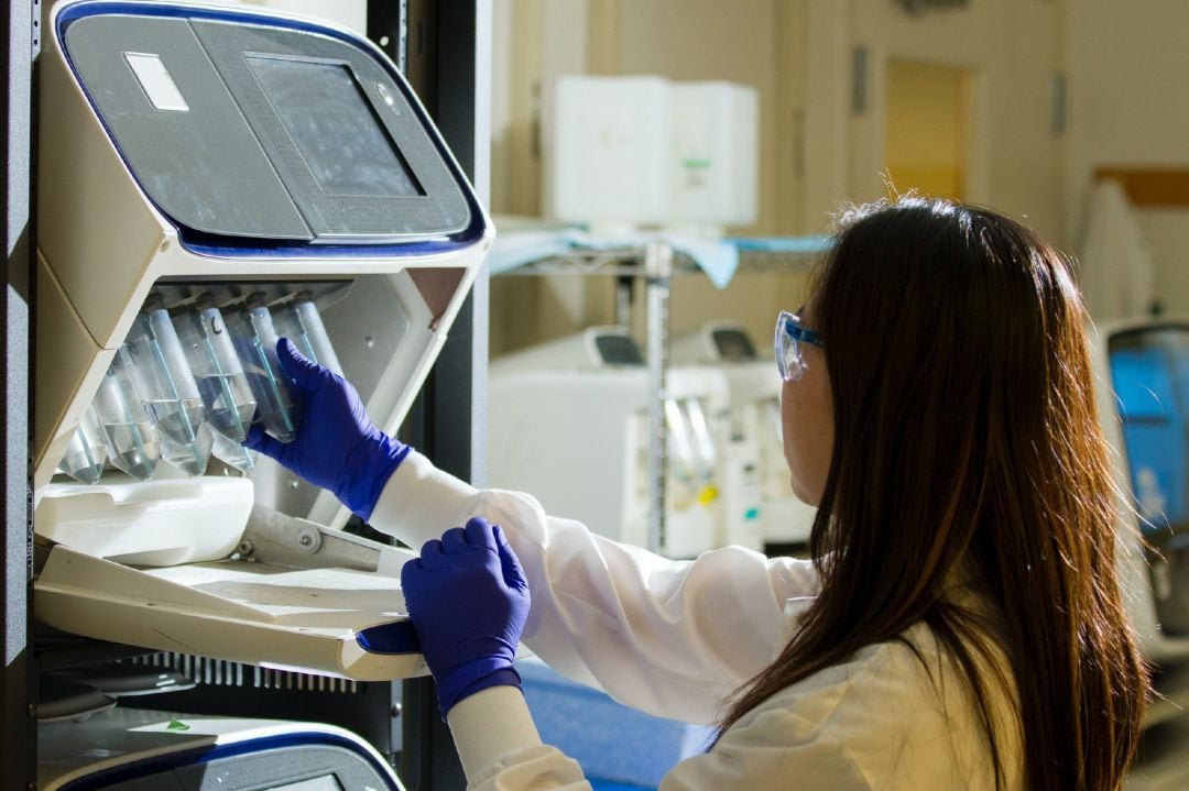 Una mujer trabajando en un laboratorio científico