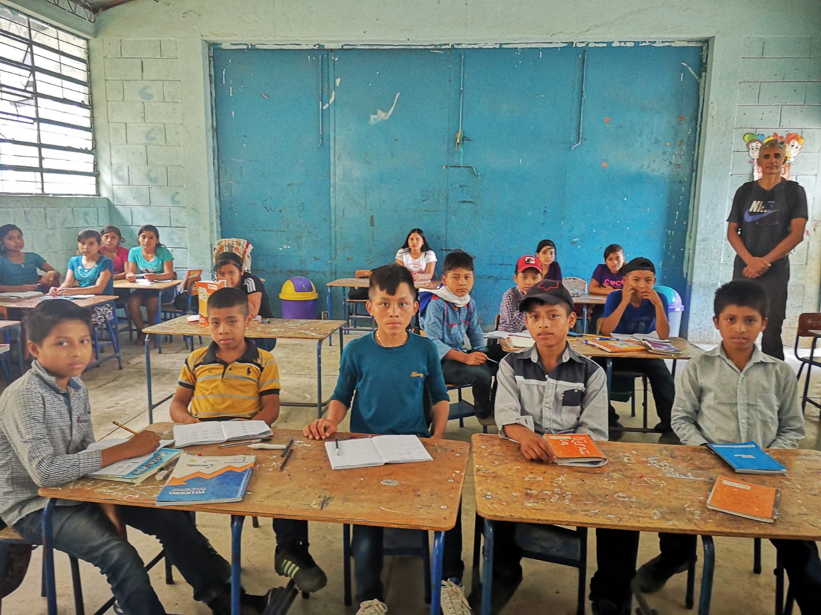 Úbeda con niños en la escuela