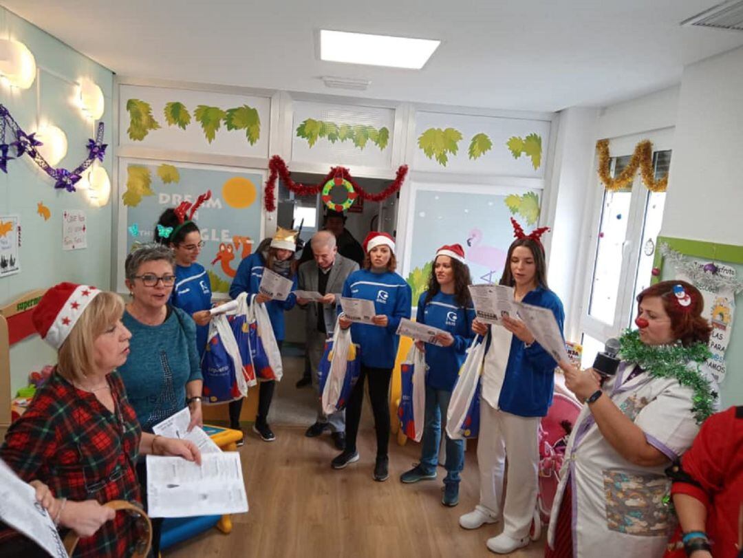 Llevaron regalos a los niños hospitalizados