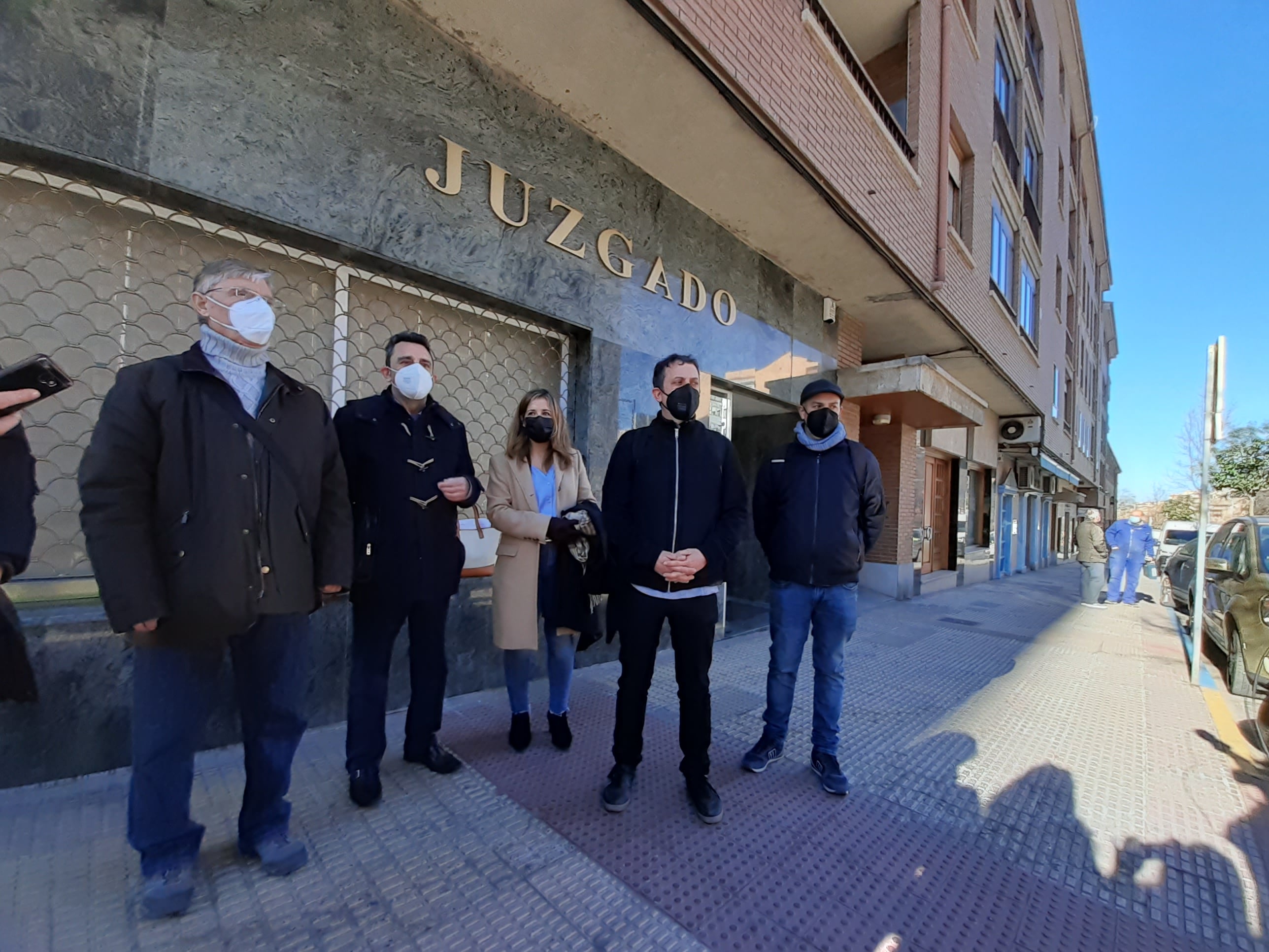 Miembros de Izquierda Unida ante el Juzgado número 5 de Segovia