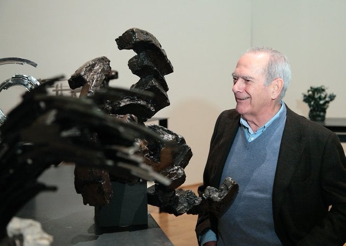 El escultor Vicente Larrea observa un de sus obras en el Museo Bellas Artes de Bilbao.