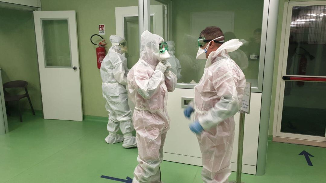 Personal médico en el aeropuerto de Fiumicino (Roma) ante la llegada de un vuelo procedente de China.