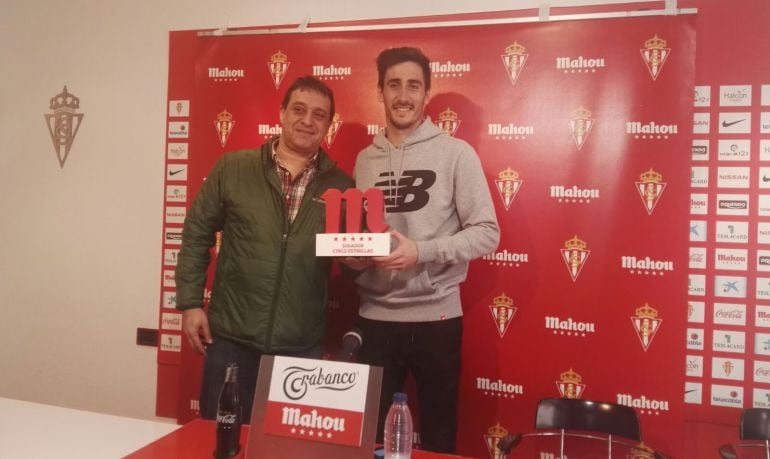 Diego Mariño recibió el trofeo al Jugador Cinco Estrellas del Sporting en marzo.