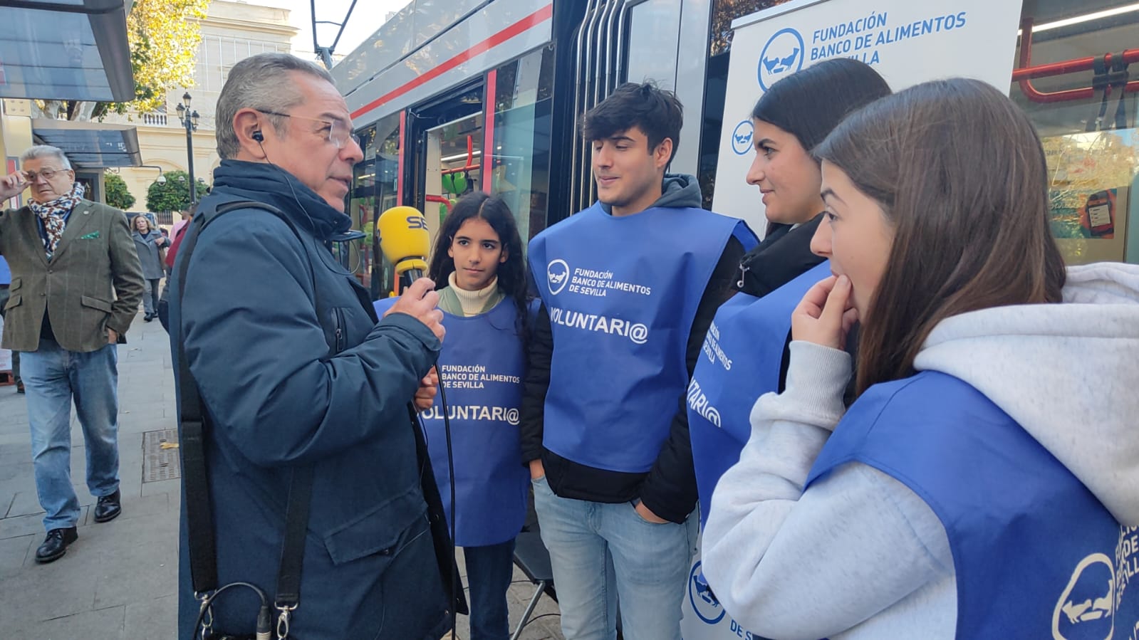 Voluntarios de la Operación Buena Gente en Plaza Nueva