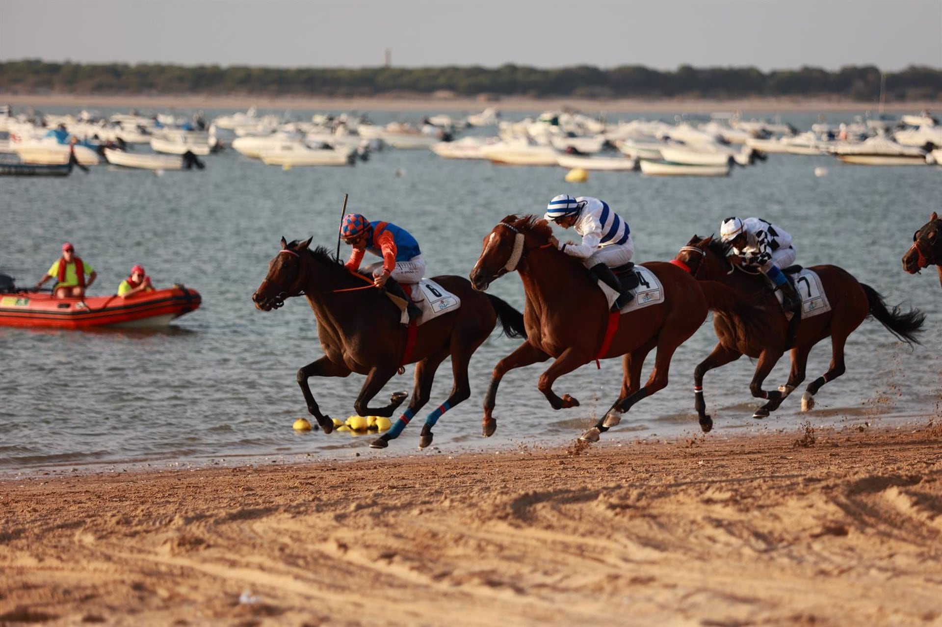 (Cádiz, Andalucía, España). Varios jinetes participantes en las Carreras de Caballos de Sanlúcar de Barrameda. A 28 de agosto de 2024, en Sanlúcar de Barrameda