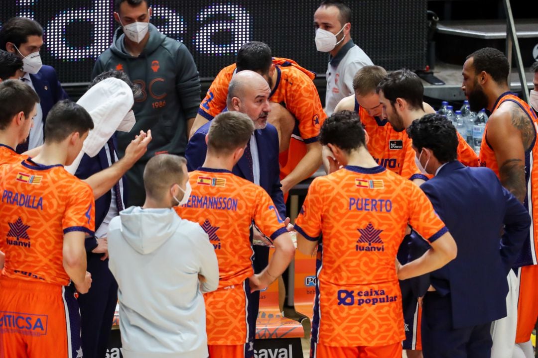 Jaume Ponsarnau head coach of Valencia Basket talking whit your players during the Endesa basketball 