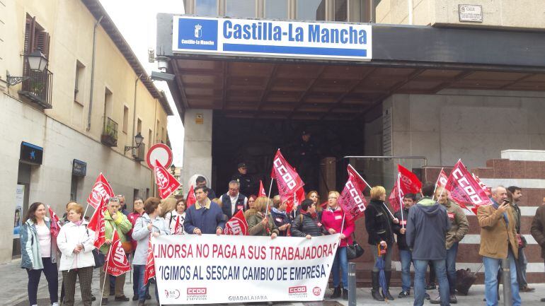 Concentración de Trabajadoras de Linorsa junto a la Delegación de la Junta