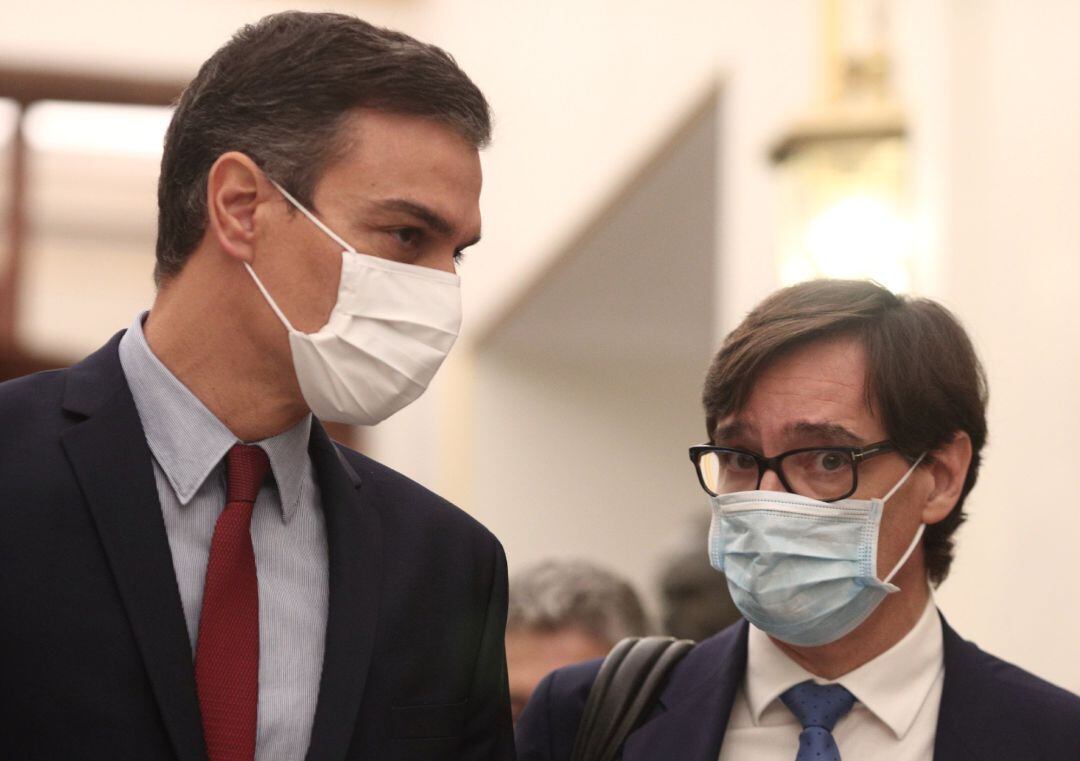 El presidente del Gobierno, Pedro Sánchez (i), y el ministro de Sanidad, Salvador Illa